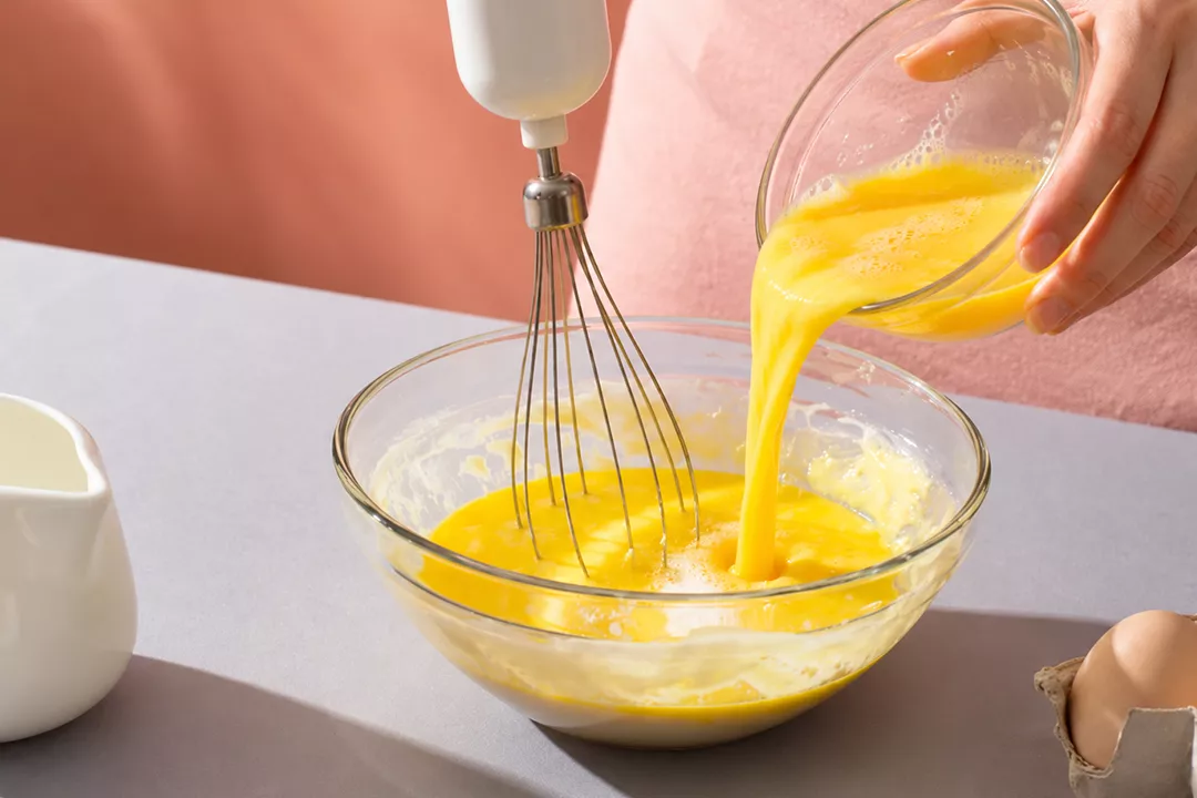 echando huevos batidos